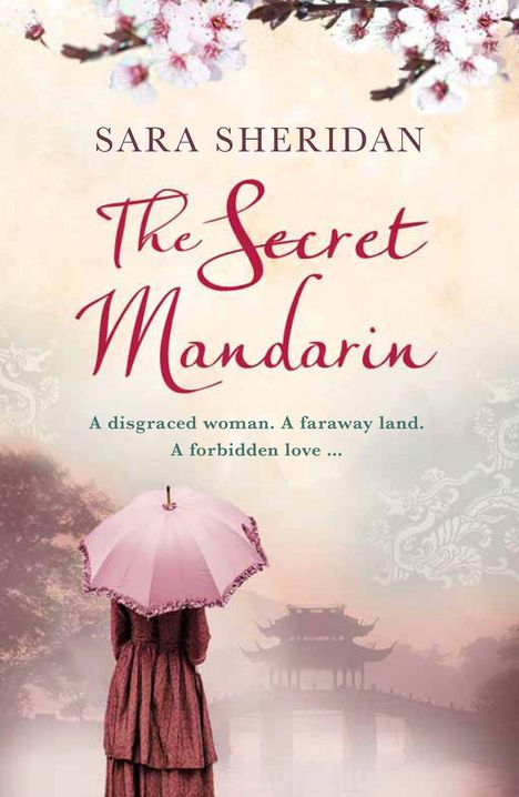 Text: "Sara Sheridan, The Secret Mandarin. A disgraced woman. A faraway land. A forbidden love..." Frau mit rosa Schirm, Blüten, asiatische Landschaft im Hintergrund.