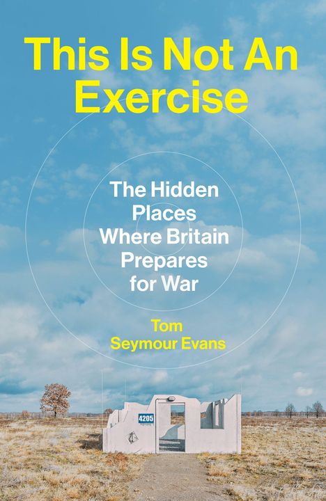 „This Is Not An Exercise. The Hidden Places Where Britain Prepares for War. Tom Seymour Evans.“ Ein verlassenes Gebäude auf einem Feld.