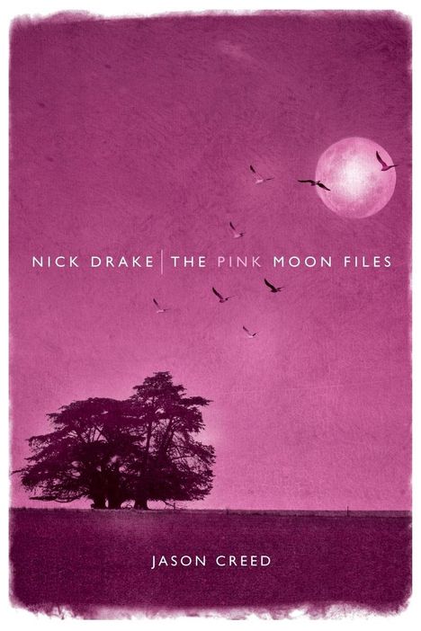 Nick Drake | The Pink Moon Files. Jason Creed. Eine lila Landschaft mit Baum und Vollmond. Vögel fliegen am Himmel.