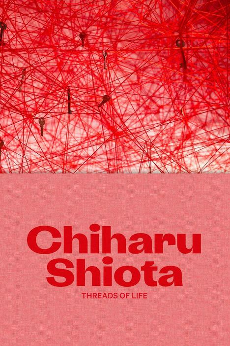 Chiharu Shiota, Threads of Life. Rote Fäden mit hängenden Schlüsseln auf rotem Hintergrund.