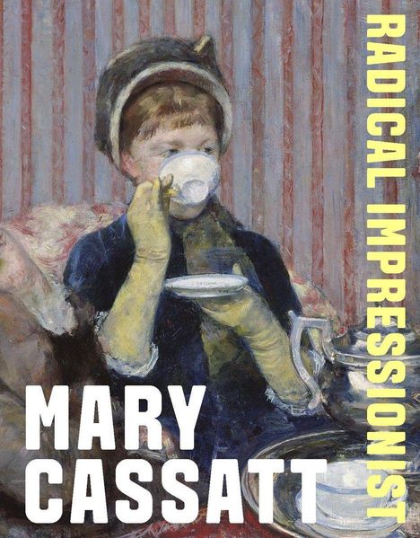 „RADICAL IMPRESSIONIST“ und „MARY CASSATT“. Eine Frau trinkt Tee vor rot-weiß gestreiftem Hintergrund.