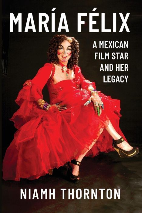 MARÍA FÉLIX: A Mexican Film Star and Her Legacy von Niamh Thornton. Frau in rotem Kleid mit Schmuck.