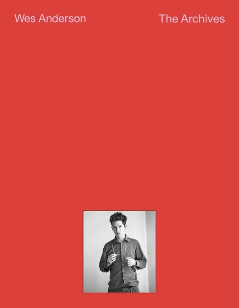 "Wes Anderson The Archives" auf rotem Hintergrund, darunter Schwarz-Weiß-Bild einer Person.