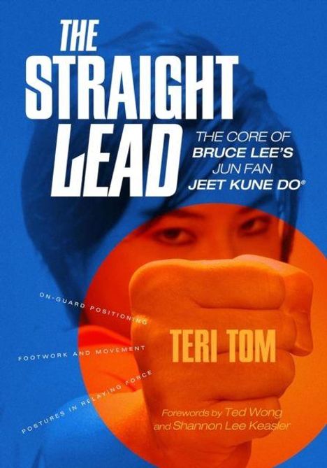 „THE STRAIGHT LEAD: THE CORE OF BRUCE LEE'S JUN FAN JEET KUNE DO“ von Teri Tom. Ein Faustmotiv, Gesicht im Hintergrund.