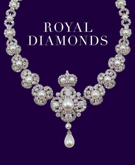 Text: "ROYAL DIAMONDS". Ein funkelndes Halsband aus Diamanten und Perlen auf dunkelblauem Hintergrund.