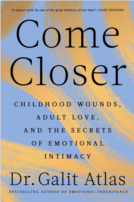 Text: "Come Closer: Childhood wounds, adult love, and the secrets of emotional intimacy. Dr. Galit Atlas."  
Hintergrund: Blaue Farbe mit orangefarbenen Pinselstrichen.