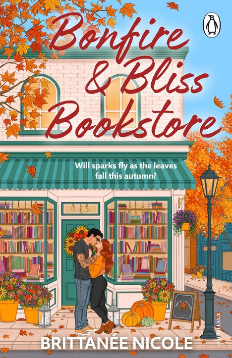 Ein Paar umarmt sich vor einem herbstlich dekorierten Buchladen. Oben steht: "Bonfire & Bliss Bookstore".