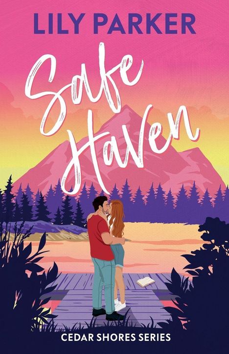"LILY PARKER. Safe Haven. CEDAR SHORES SERIES." Zwei Personen umarmen sich auf einem Steg vor einem Berg bei Sonnenuntergang.
