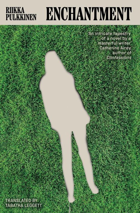 Text: „Riikka Pulkkinen, Enchantment, Translated by Tabatha Leggett." Silhouette über grünem Gras.