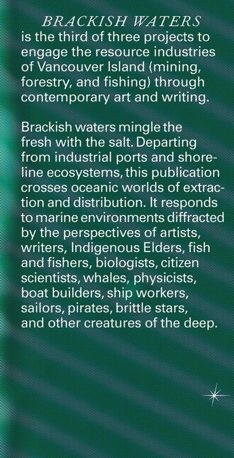 "BRACKISH WATERS" erkundet durch Kunst und Schreiben die Ressourcenindustrien von Vancouver Island. Texte auf grünem Hintergrund.