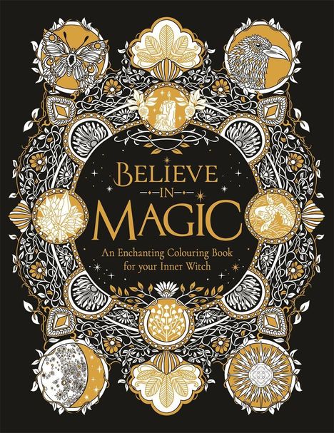 "Believe in Magic" steht in der Mitte, umgeben von floralen Mustern, Schmetterlingen, einem Raben, Mond und Sonne.