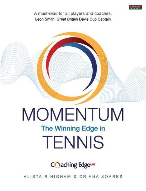 Text: "A must-read for all players and coaches. Leon Smith, Great Britain Davis Cup Captain. MOMENTUM TENNIS The Winning Edge in." Logo: Coaching Edge UK. Autoren: Alistair Higham & Dr Ana Soares. Abstrakte Linien im Hintergrund.