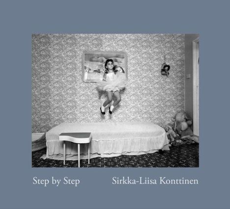 „Step by Step“ und „Sirkka-Liisa Konttinen“ sind auf einem blaugrauen Hintergrund. Ein Kind in einem Tutu springt auf einem Bett.