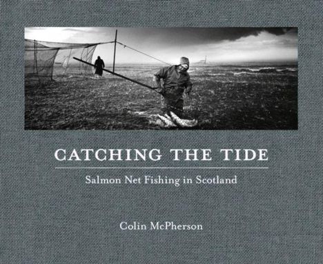 „CATCHING THE TIDE: Salmon Net Fishing in Scotland, Colin McPherson“ über einem Foto mit Fischern im Meer.