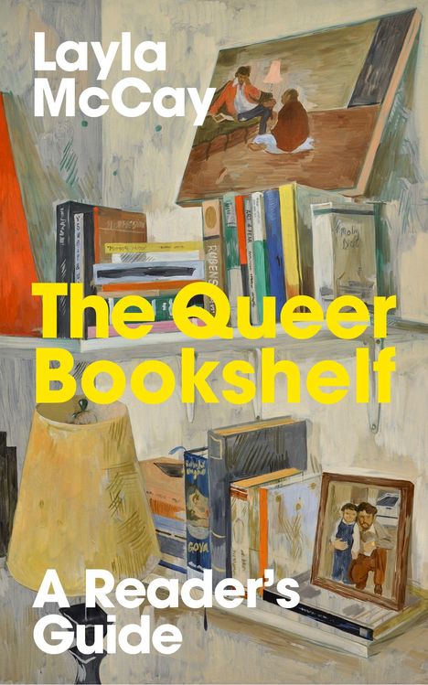 "Layla McCay", "The Queer Bookshelf", "A Reader’s Guide". Ein Bücherregal mit Büchern, Gemälde und Lampe.
