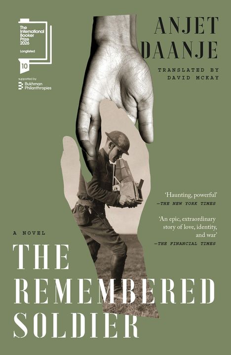 „The Remembered Soldier“, Anjet Daanje. Zeigt eine Hand, die ein altes Foto eines Soldaten hält. Dezenter grüner Hintergrund.