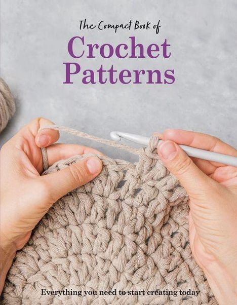 "The Compact Book of Crochet Patterns" und "Everything you need to start creating today". Hände häkeln mit beigem Garn.