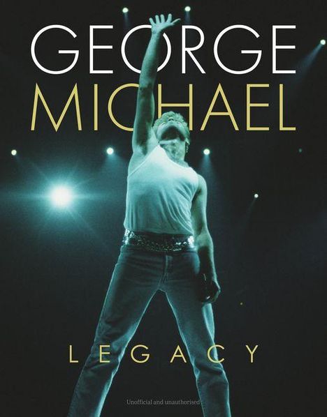 Texte: "GEORGE MICHAEL", "LEGACY". Ein Mann in weißem Tanktop streckt den Arm nach oben, mit Scheinwerferlicht im Hintergrund.