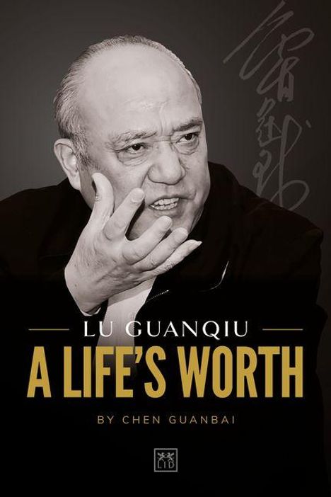 Text: "LU GUANQIU A LIFE'S WORTH BY CHEN GUANBAI". Schwarz-weißes Portrait eines älteren Mannes, nachdenklich gestikulierend.
