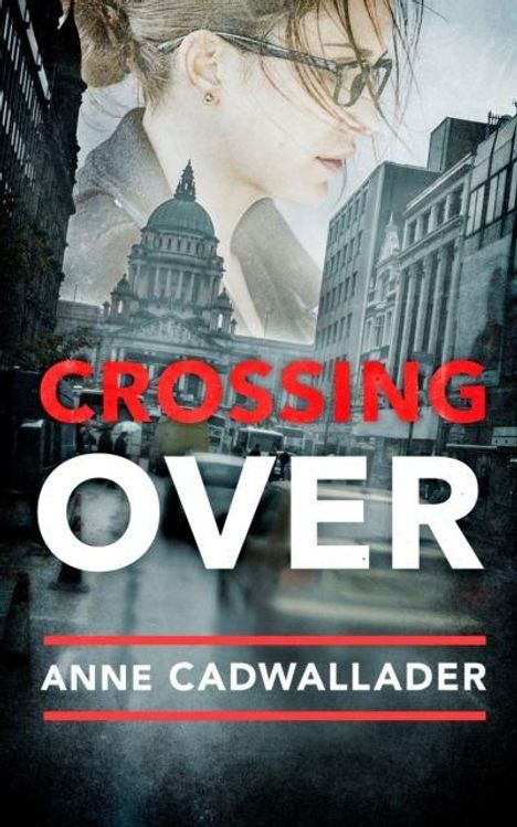 CROSSING OVER, Anne Cadwallader. Eine Frau mit Brille in einer Großstadt, Gebäude im Hintergrund.