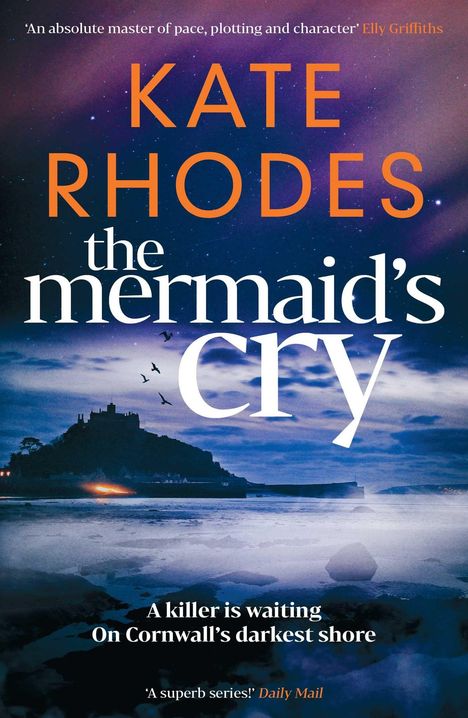 "Kate Rhodes, the mermaid's cry. A killer is waiting on Cornwall's darkest shore." Küste bei Nacht mit Burgsilhouette.