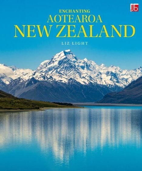 „ENCHANTING AOTEAROA NEW ZEALAND. LIZ LIGHT“. Schneebedeckte Berge spiegeln sich in einem ruhigen See.