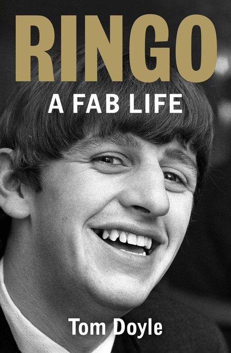 "Ringo: A Fab Life", Tom Doyle. Schwarz-weißes Porträt eines lächelnden Mannes mit Pilzkopf-Frisur.