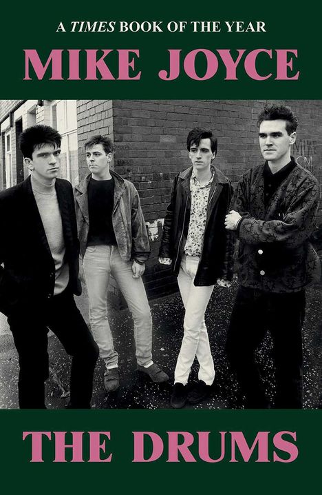 „A TIMES BOOK OF THE YEAR. MIKE JOYCE. THE DRUMS.“ Vier Männer in schwarzer Kleidung vor einer Backsteinmauer.