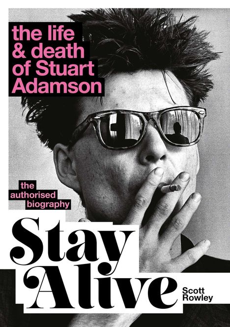"the life & death of Stuart Adamson", "the authorised biography", "Stay Alive", Scott Rowley. Mann mit Brille raucht.