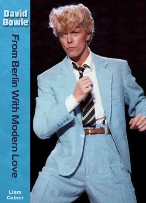 "David Bowie", "From Berlin With Modern Love", "Liam Colner". Mann in blauem Anzug mit blondem Haar, dynamische Pose.