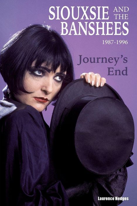 „SIOUXSIE AND THE BANSHEES 1987-1996 Journey's End“ steht in weißer und lila Schrift. Frau mit schwarzen Haaren hält Hut.
