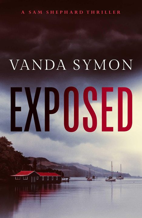 „Exposed“ von Vanda Symon, ein Sam Shephard Thriller. Wolkenverhangener Himmel über ruhigem See mit Segelbooten.