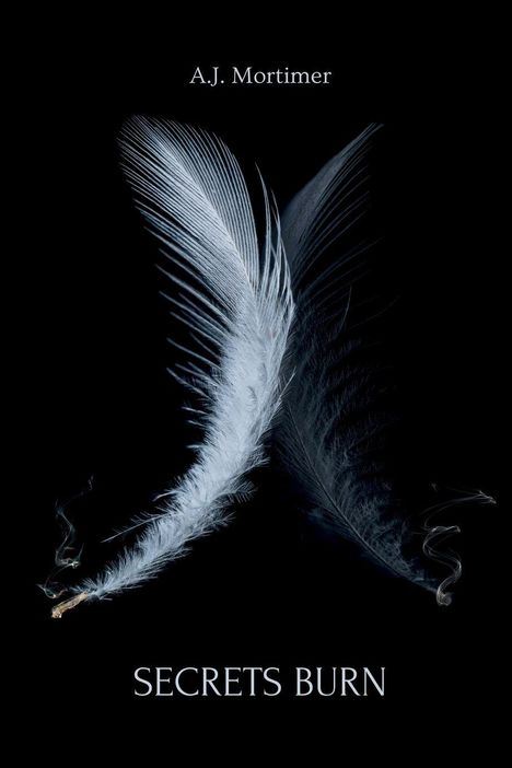 Oben steht "A.J. Mortimer", unten "SECRETS BURN". Dazwischen befinden sich zwei weiße Federn vor schwarzem Hintergrund.