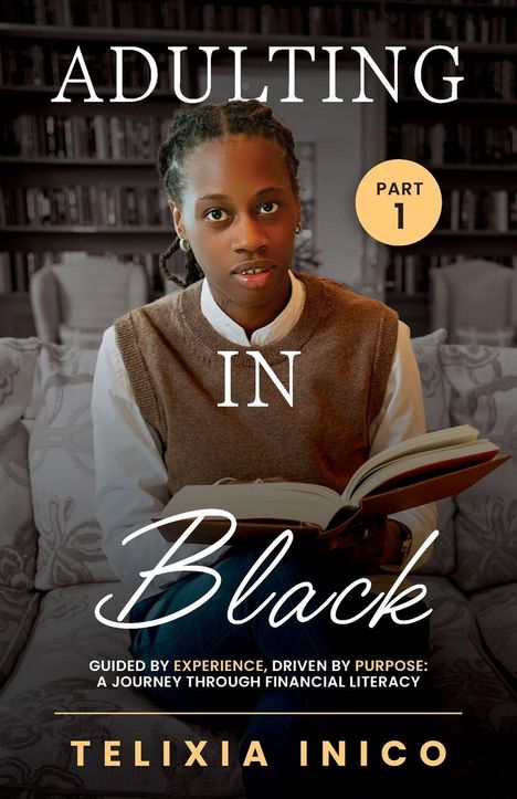 "Adulting in Black", Teil 1, Telixia Inico. Eine Person sitzt mit einem offenen Buch vor einem Bücherregal.