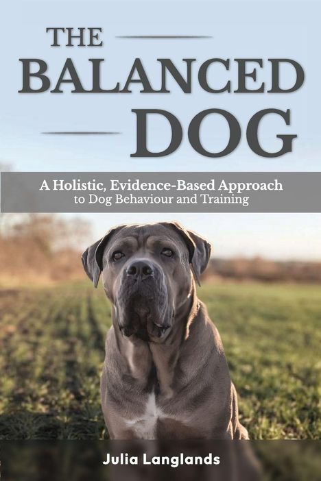 "The Balanced Dog: A Holistic, Evidence-Based Approach to Dog Behaviour and Training." Hund auf einem Feld.