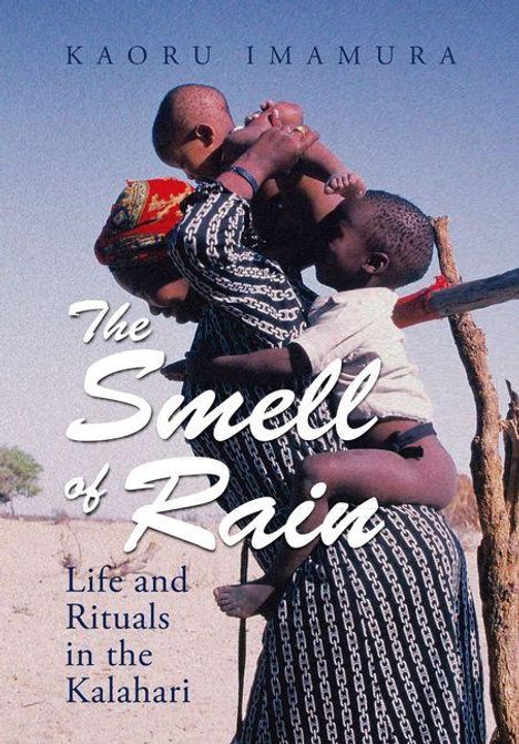 „The Smell of Rain: Life and Rituals in the Kalahari“ steht auf dem Cover. Eine Person hält ein Kind in einer trockenen Landschaft.