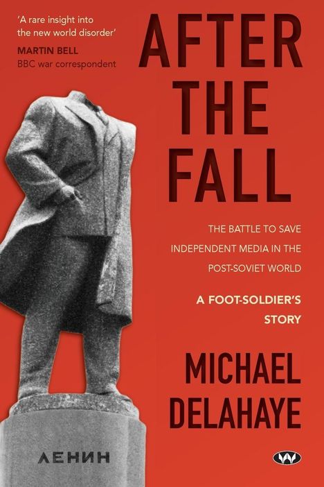 „AFTER THE FALL“, „THE BATTLE TO SAVE INDEPENDENT MEDIA IN THE POST-SOVIET WORLD“. Statue ohne Kopf, Schriftzug „LENIN“.