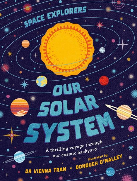 "Space Explorers: Our Solar System. A thrilling voyage through our cosmic backyard." Illustration mit Planeten und Sonne.