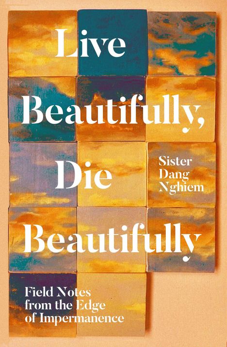 „Live Beautifully, Die Beautifully“ und „Sister Dang Nghiem“. Hintergrundleinwand mit abstrakten Wolkenmustern.