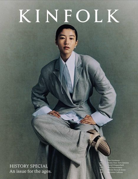 Titel: "KINFOLK". Untertitel: "History Special. An issue for the ages." Eine Person in grauem Anzug sitzt entspannt.