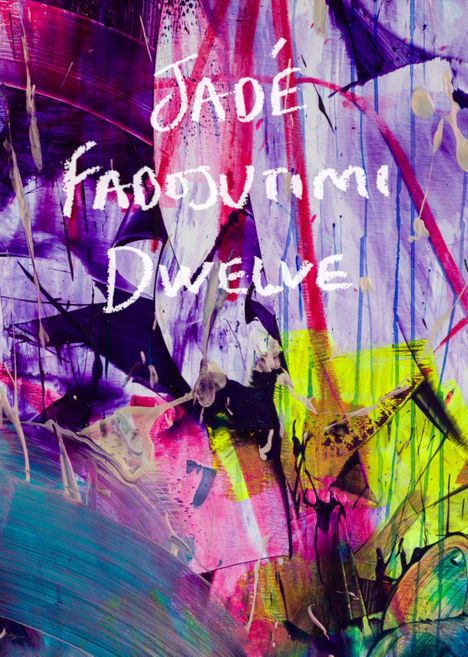 Die Worte "Jadé Fadojutimi Dwelling" stehen über farbenfrohen, abstrakten Pinselstrichen in Violett, Pink und Gelb.