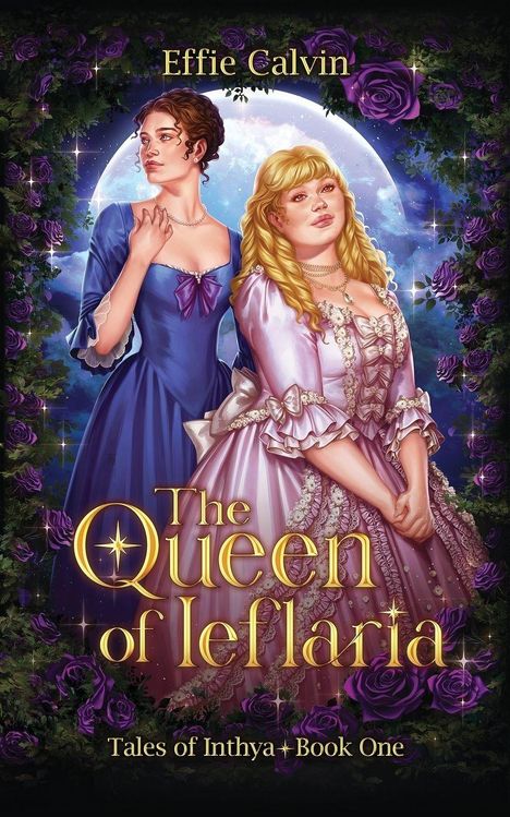 "The Queen of Ieflaria", "Effie Calvin". Zwei Frauen in edlen Kleidern vor einem Vollmond, umgeben von violetten Rosen.
