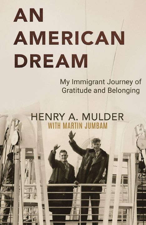 „AN AMERICAN DREAM“, „My Immigrant Journey of Gratitude and Belonging“, „Henry A. Mulder with Martin Jumbam“. Zwei Männer winken auf einem Schiff.