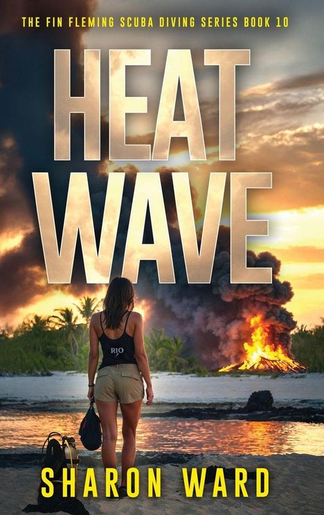 „HEAT WAVE“, „THE FIN FLEMING SCUBA DIVING SERIES BOOK 10“, „SHARON WARD“. Frau vor loderndem Feuer am Strand.