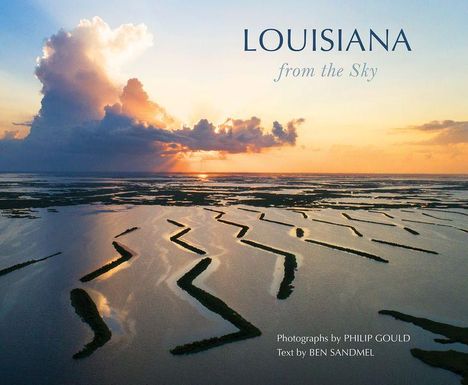 "LOUISIANA from the Sky" darüber Wolken bei Sonnenuntergang über einem Gewässer mit Zickzack-Mustern.