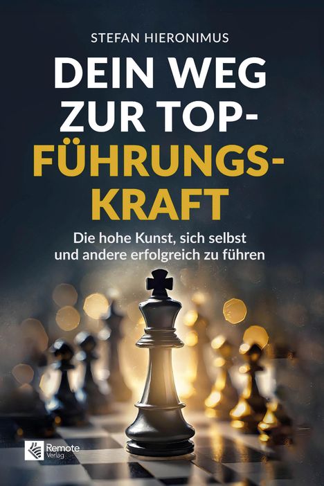 Titel: „Dein Weg zur Top-Führungskraft“. Schachkönig im Scheinwerferlicht, goldene Bokeh-Lichter, Schachbrett.