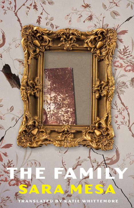 „THE FAMILY SARA MESA TRANSLATED BY KATIE WHITTEMORE“ steht auf blumenverzierter Tapete neben einem leeren, goldenen Rahmen.
