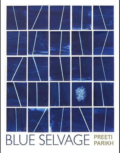 "BLUE SELVAGE PREETI PARIKH" unten. Dunkelblaue Kacheln mit weißen Linien und einem Fleck.