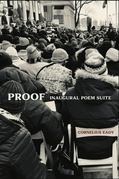 "PROOF INAUGURAL POEM SUITE" und "CORNELIUS EADY" auf einem Stuhl; Menschenmenge sitzt draußen bei einer Veranstaltung.