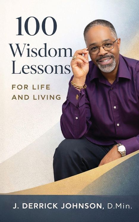 „100 Wisdom Lessons for Life and Living“ und „J. Derrick Johnson, D.Min.“. Ein Mann in lila Hemd und Brille lächelt.
